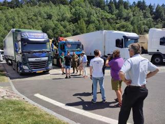 E-truck-aan-het-laden.jpg